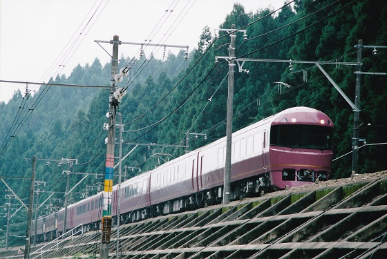 碓氷峠を走行した車両がまた消える 485系 宴 廃車回送 Tom S Railway Blog Archives